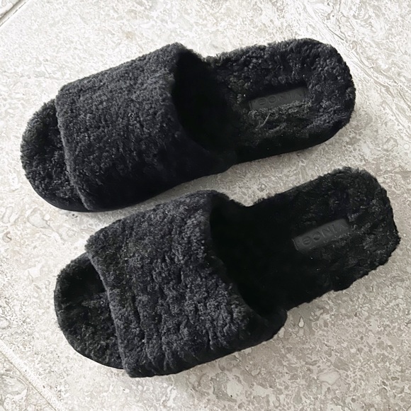 VINCE Real Fur Slide Sandals Cozy Slippers in Black, Size 7M New w/o Box - Picture 6 of 6